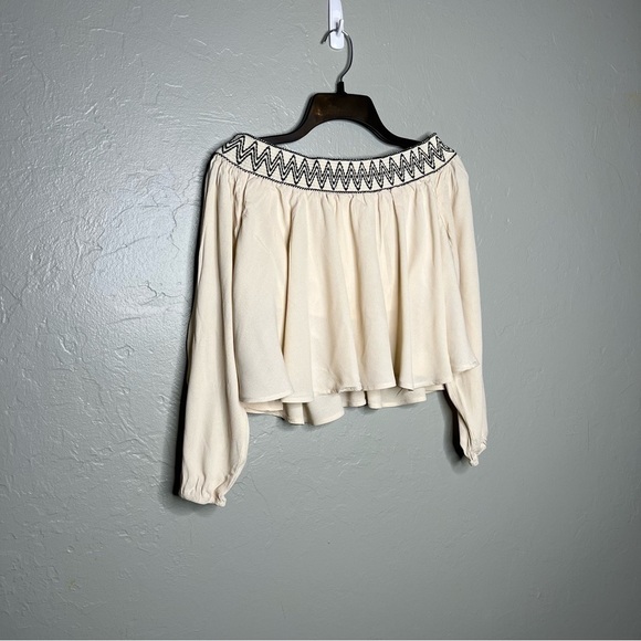 San Joy Off Shoulder Cropped Blouse - Picture 4 of 7